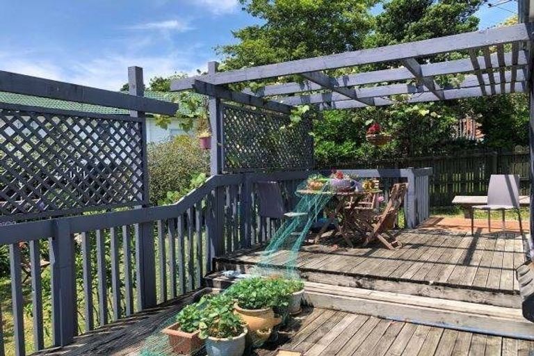 Photo of property in 16 Mallard Place, Unsworth Heights, Auckland, 0632