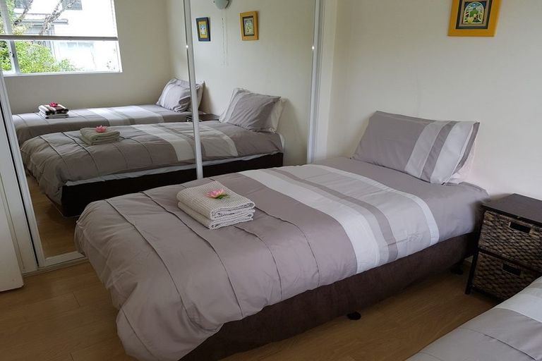 Photo of property in 9/18 Parr Terrace, Castor Bay, Auckland, 0620