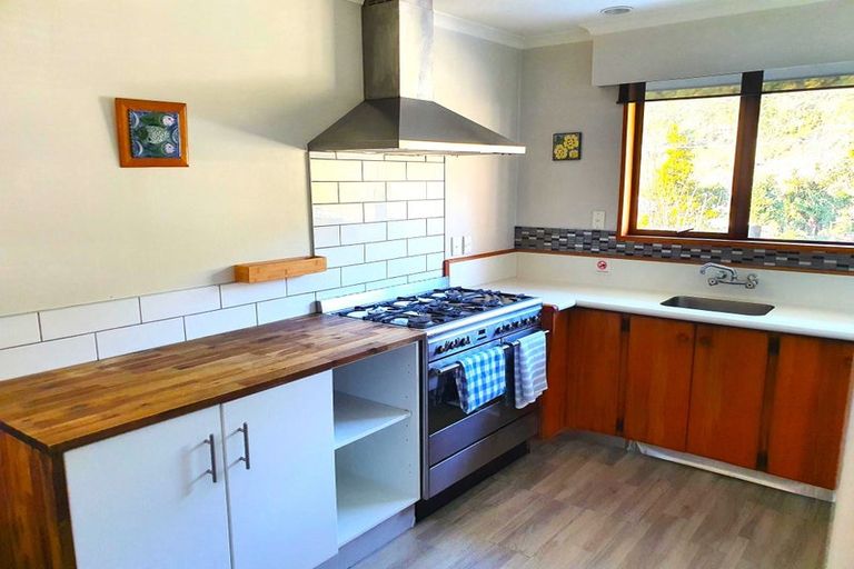 Photo of property in 73 Devon Street, Picton, 7220