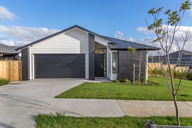 Photo of property in 13 Boocock Crescent, Orewa, 0931