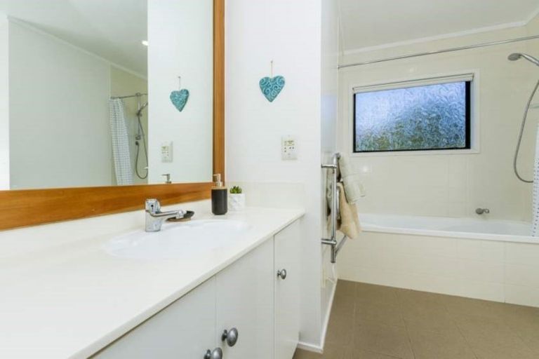 Photo of property in 10 Bellbird Rise, Murrays Bay, Auckland, 0630