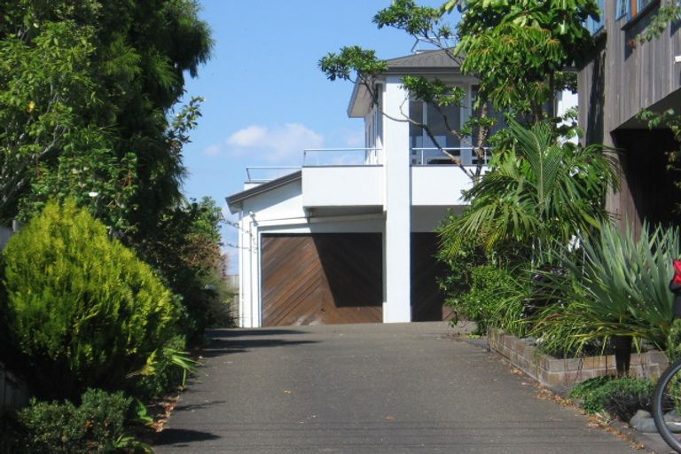 Photo of property in 2/5 Hyde Road, Rothesay Bay, Auckland, 0630