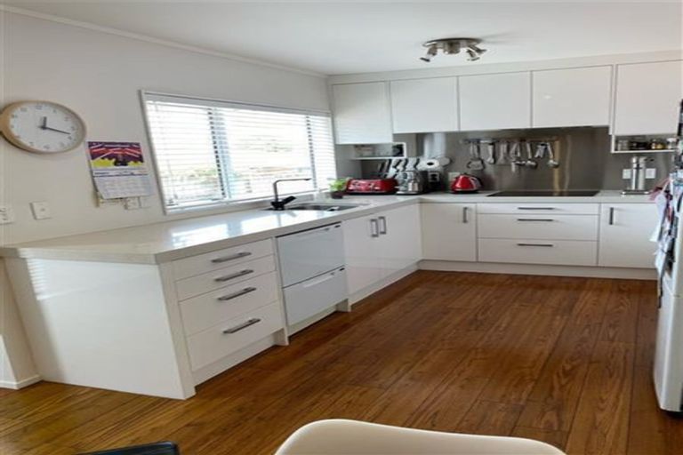 Photo of property in 2/11 Parramatta Place, Botany Downs, Auckland, 2010