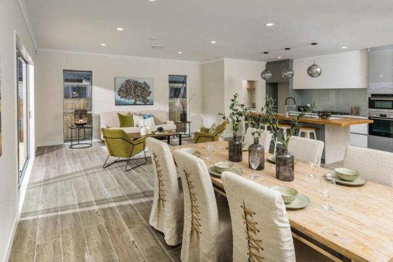 Photo of property in 16 Gilbransen Road, Kumeu, 0810