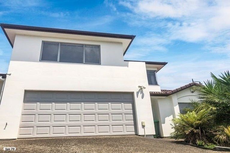 Photo of property in 1 Thomas Hamer Place, Greenhithe, Auckland, 0632