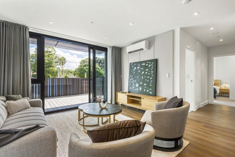 Photo of property in 1/219 Lake Road, Belmont, Auckland, 0622