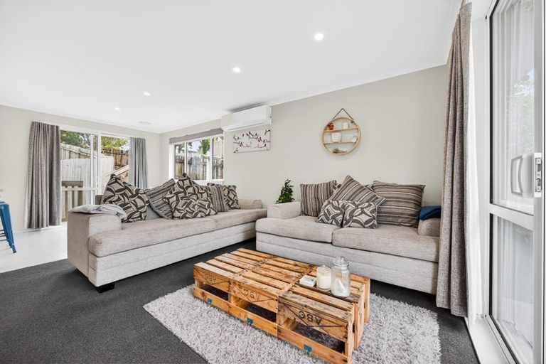 Photo of property in 6a Magdalen Place, West Harbour, Auckland, 0618