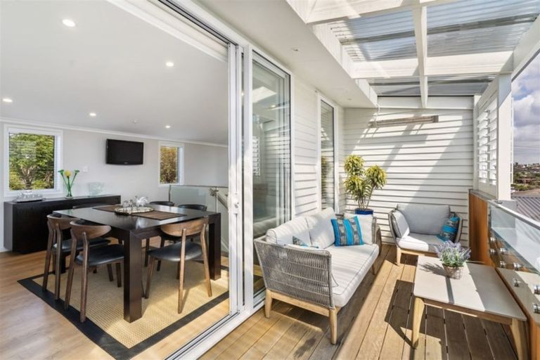 Photo of property in 2/9 Folkestone Street, Murrays Bay, Auckland, 0630