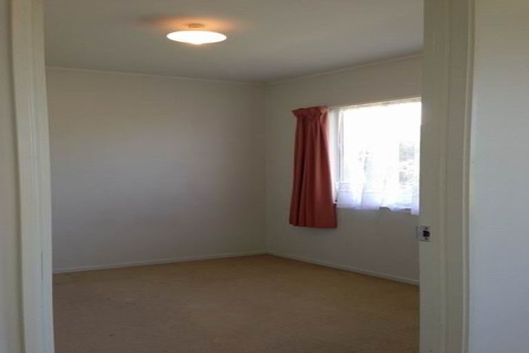 Photo of property in 10 Barron Drive, Green Bay, Auckland, 0604
