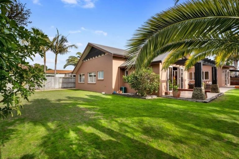 Photo of property in 1 Piha Close, Papamoa Beach, Papamoa, 3118