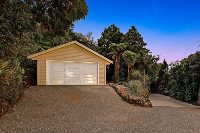 Photo of property in 37 Quinns Road, Waiatarua, Auckland, 0612