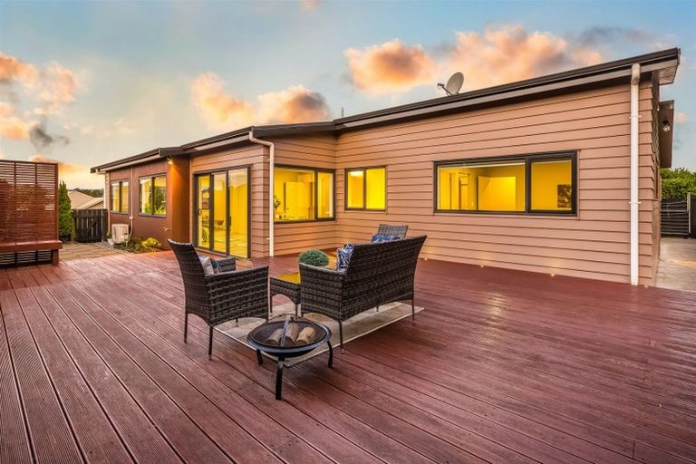 Photo of property in 32 Tongariro Drive, Aotea, Porirua, 5024