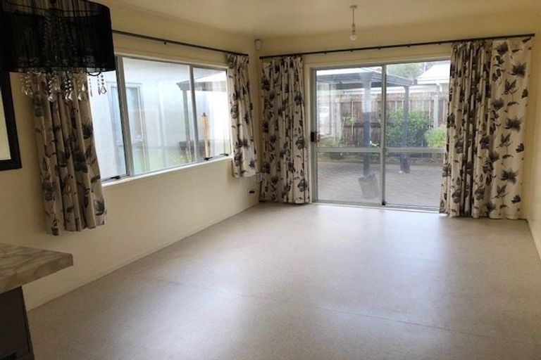 Photo of property in 3 Shepherds Road, Papakura, 2110