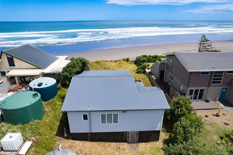 Photo of property in 21 Ocean View Road, Port Waikato, 2695