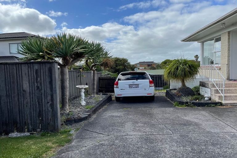 Photo of property in 2/17 Jenelin Road, Glendene, Auckland, 0602
