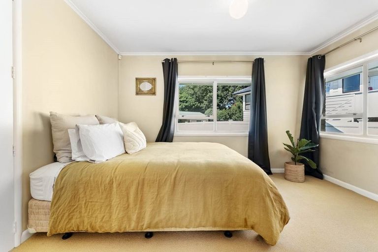 Photo of property in 33 Covil Avenue, Te Atatu South, Auckland, 0610