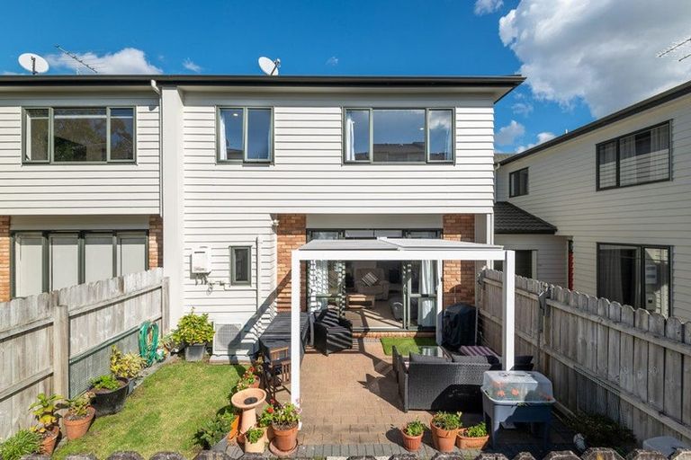Photo of property in 42/22 Northcross Drive, Oteha, Auckland, 0632