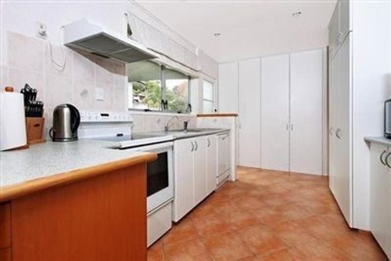 Photo of property in 15 Kerria Place, Sunnynook, Auckland, 0620