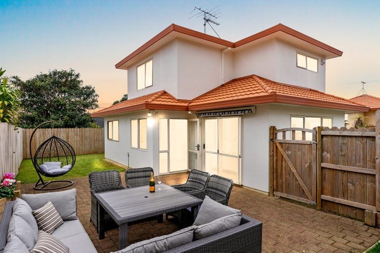 Photo of property in 2/1 Mossop Rise, Glenfield, Auckland, 0629