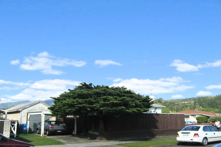 Photo of property in 2 Oxford Crescent, Ebdentown, Upper Hutt, 5018