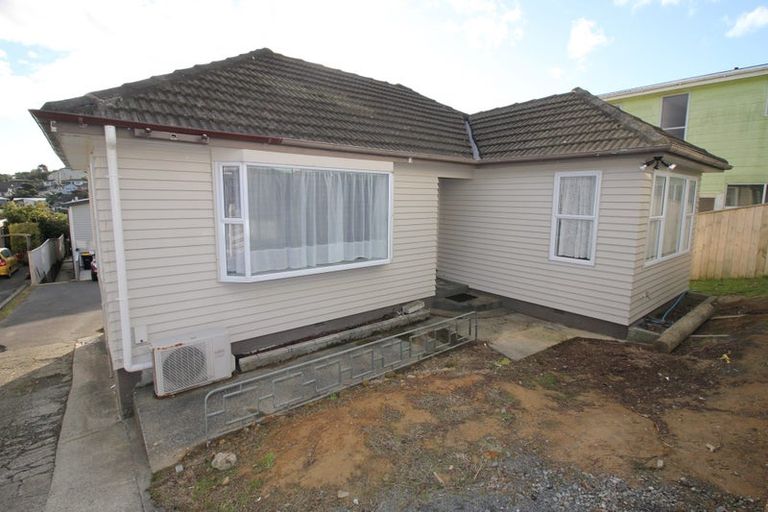 Photo of property in 13 Warrington Grove, Newlands, Wellington, 6037