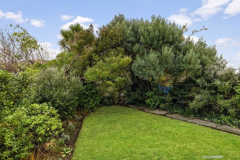 Photo of property in 26 Melbourne Road, Island Bay, Wellington, 6023