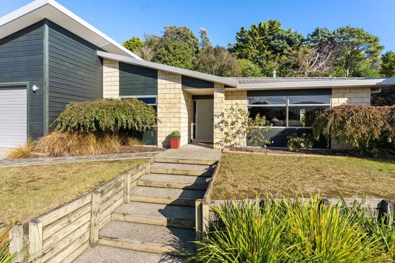 Photo of property in 14 Leanne Way, Waikanae Beach, Waikanae, 5036