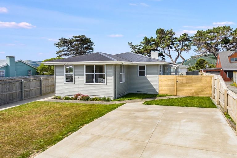 Photo of property in 39 Whanga Crescent, Titahi Bay, Porirua, 5022