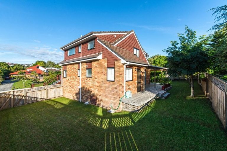 Photo of property in 92 Manhattan Heights, Glendene, Auckland, 0602