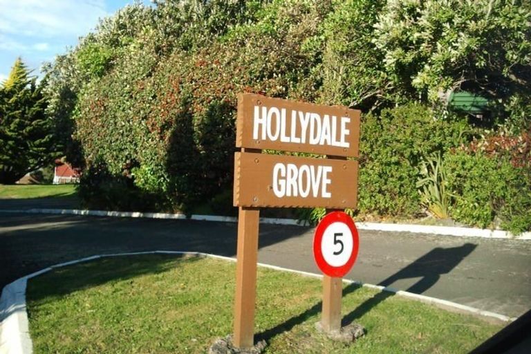 Photo of property in 27 Hollydale Grove, Churton Park, Wellington, 6037