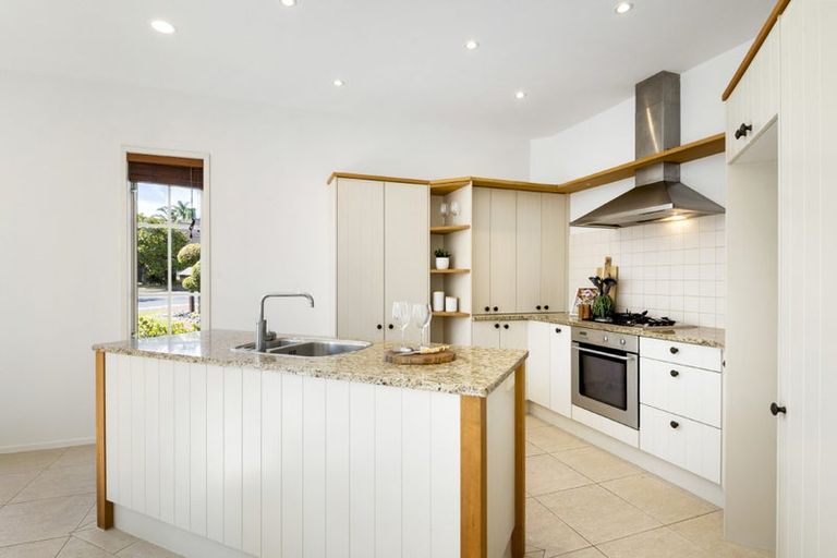 Photo of property in 1 Scarlet Oak Drive, Schnapper Rock, Auckland, 0632