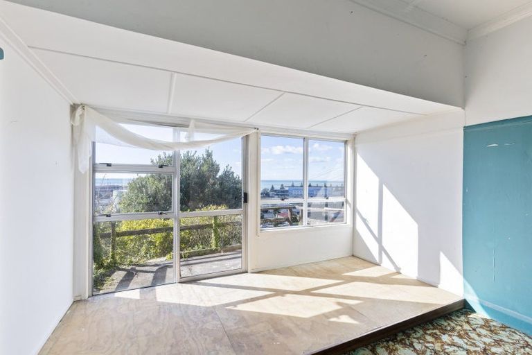 Photo of property in 15 Weston Street, Moturoa, New Plymouth, 4310