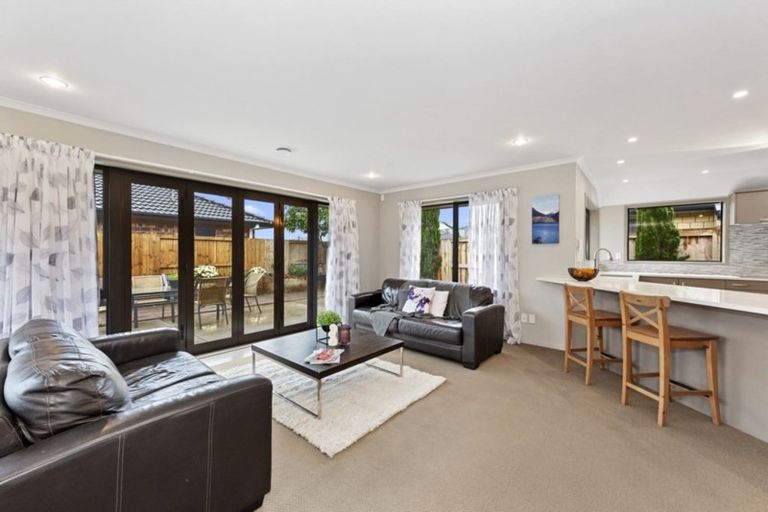 Photo of property in 6 Whitford Place, Rototuna North, Hamilton, 3210