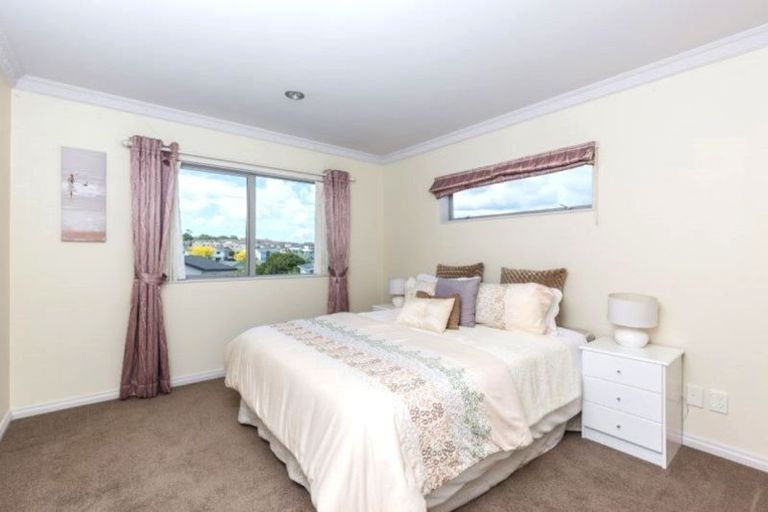 Photo of property in 12 Catlins Place, Fairview Heights, Auckland, 0632