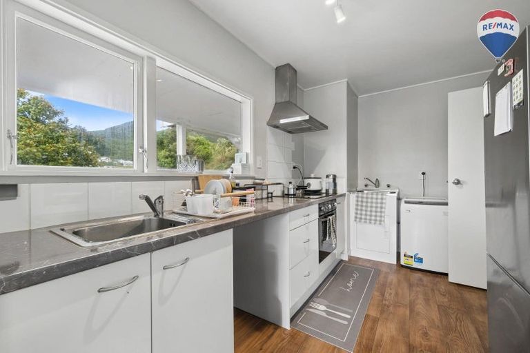 Photo of property in 39 Thurleigh Grove, Karori, Wellington, 6012