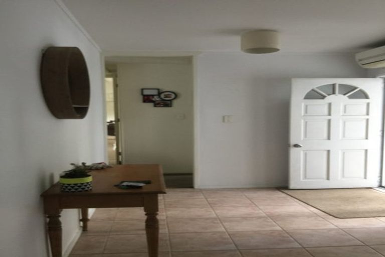 Photo of property in 293 Boord Crescent, Kumeu, 0891