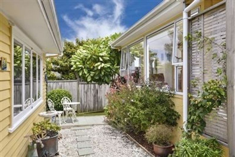 Photo of property in 156 East Coast Road, Forrest Hill, Auckland, 0620