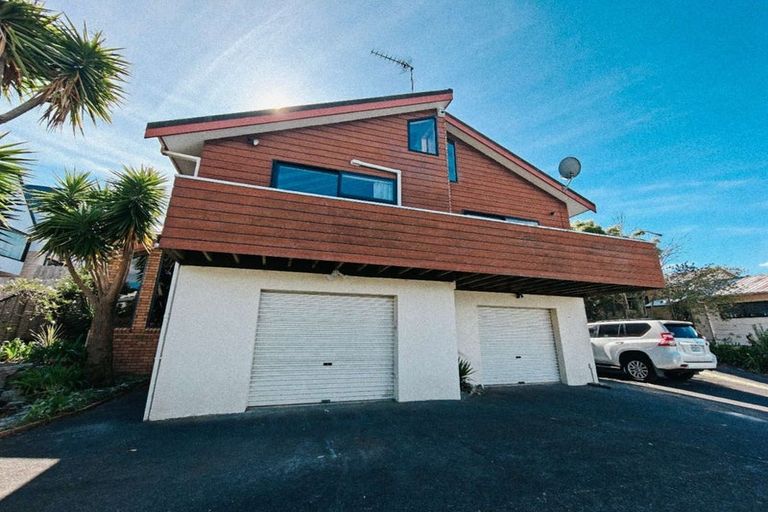 Photo of property in 43 Greenvalley Rise, Glenfield, Auckland, 0629