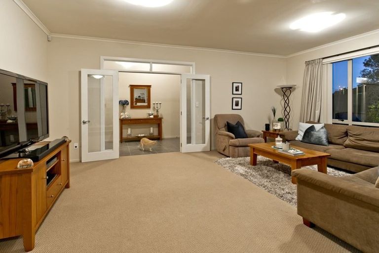 Photo of property in 8 Malin Place, Pinehill, Auckland, 0632