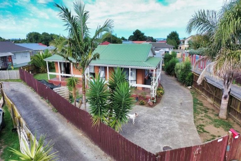 Photo of property in 28 Dungarvon Place, Clendon Park, Auckland, 2103