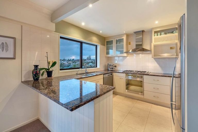 Photo of property in 2/19a Seaview Road, Castor Bay, Auckland, 0620
