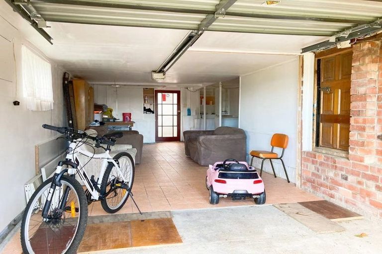 Photo of property in 66 Roberts Road, Te Atatu South, Auckland, 0610