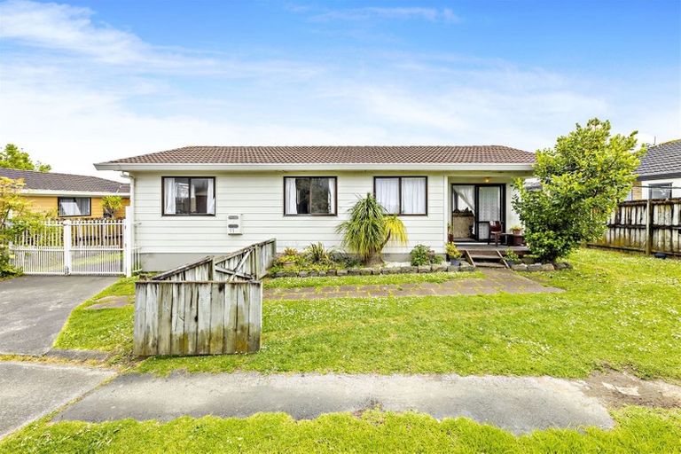 Photo of property in 2/11 Etherton Drive, Weymouth, Auckland, 2103