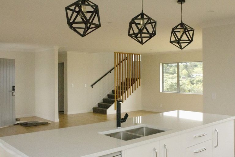 Photo of property in 4 Poto Road, Normandale, Lower Hutt, 5010