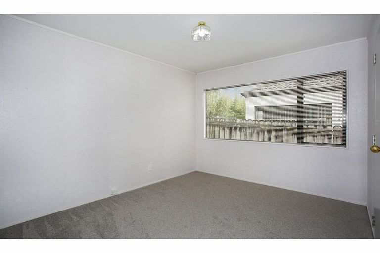 Photo of property in 2/7 Ribbonwood Crescent, Goodwood Heights, Auckland, 2105