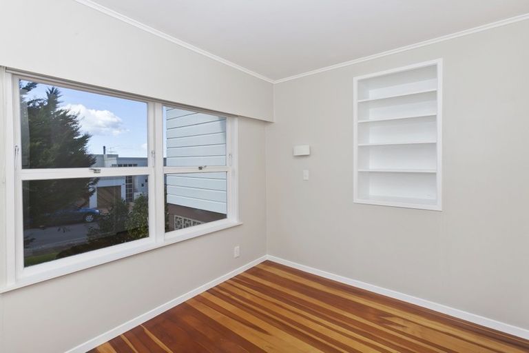 Photo of property in 27 Mcbreen Avenue, Northcote, Auckland, 0627