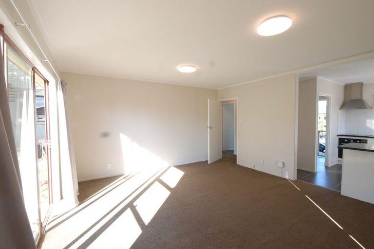 Photo of property in 1/16 Roberts Road, Glenfield, Auckland, 0629