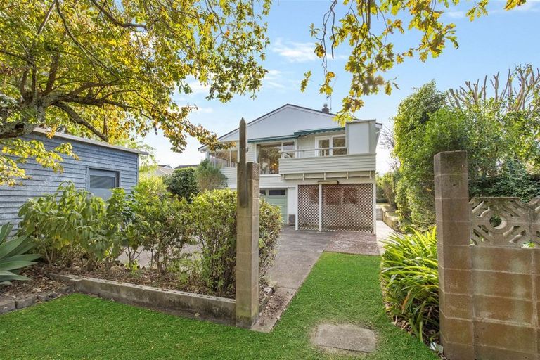 Photo of property in 6 Raines Avenue, Forrest Hill, Auckland, 0620