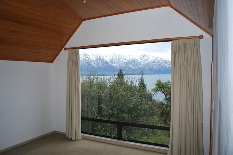 Photo of property in 28 Mckerrow Place, Sunshine Bay, Queenstown, 9300