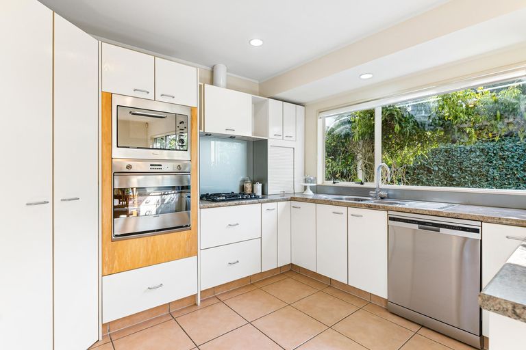 Photo of property in 41 Headcorn Place, Botany Downs, Auckland, 2010